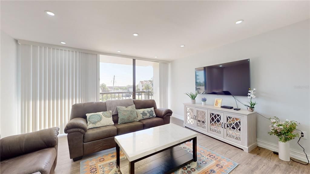 For Sale: $479,000 (2 beds, 2 baths, 1240 Square Feet)