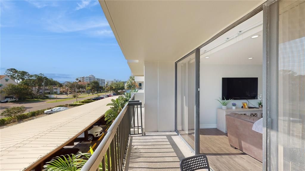 For Sale: $479,000 (2 beds, 2 baths, 1240 Square Feet)