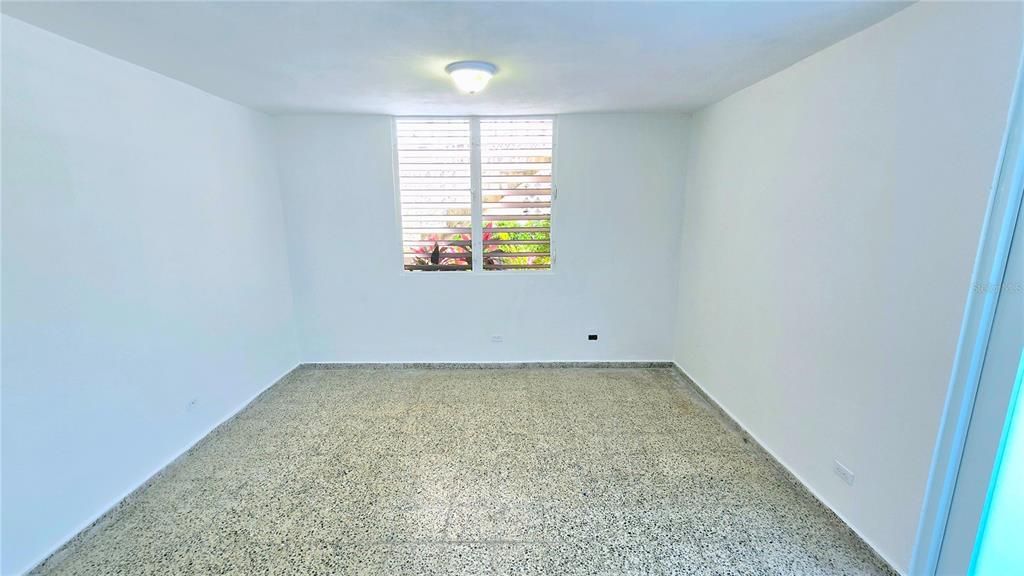 待售: $243,000 (6 贝兹, 0 浴室, 1600 平方英尺)