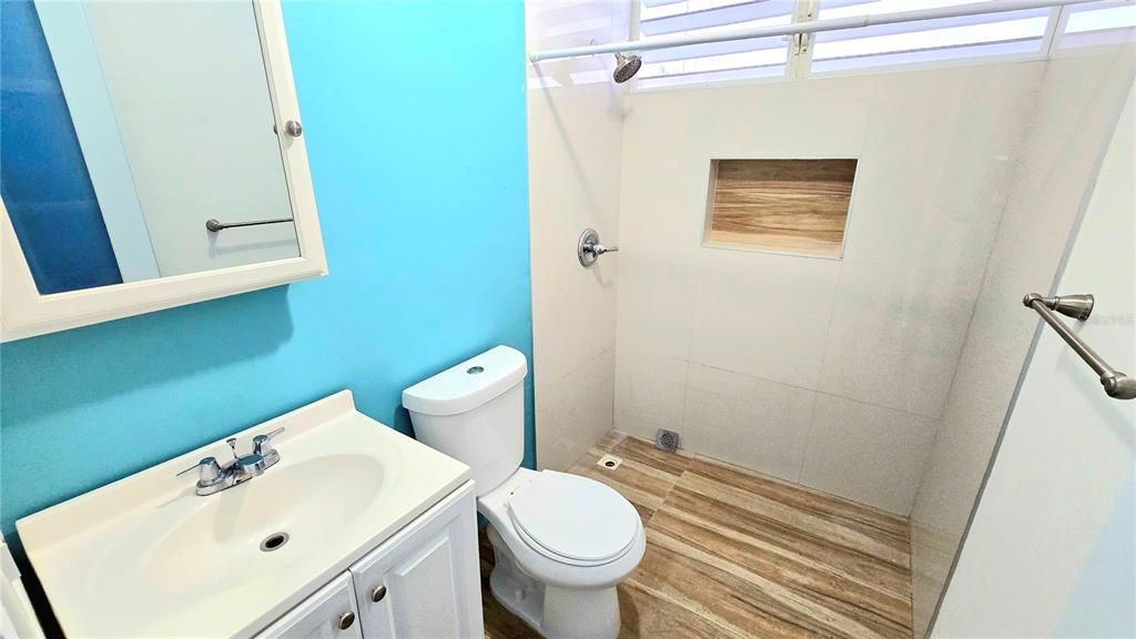 待售: $243,000 (6 贝兹, 0 浴室, 1600 平方英尺)