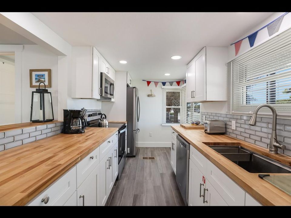For Sale: $2,695,000 (4 beds, 4 baths, 1716 Square Feet)