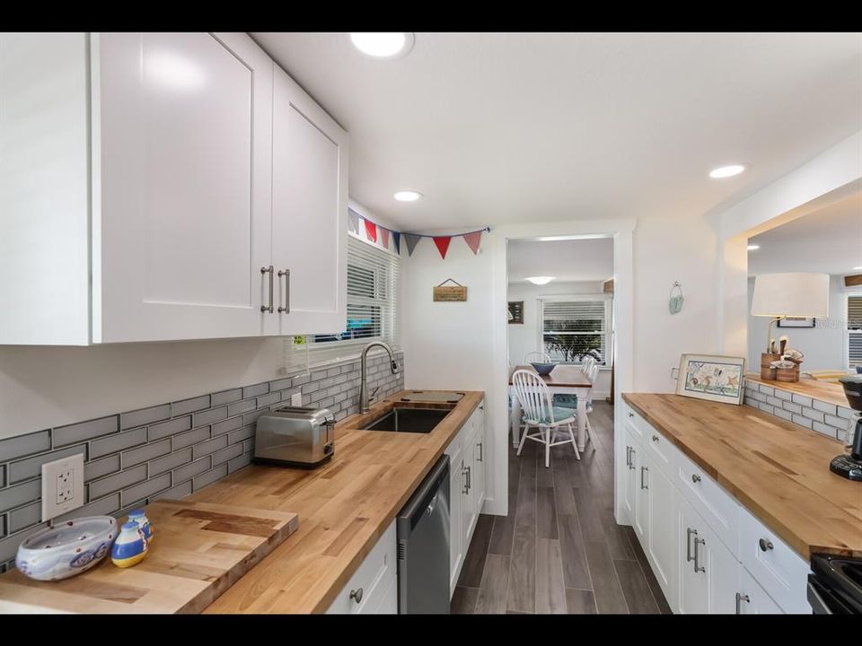 For Sale: $2,695,000 (4 beds, 4 baths, 1716 Square Feet)