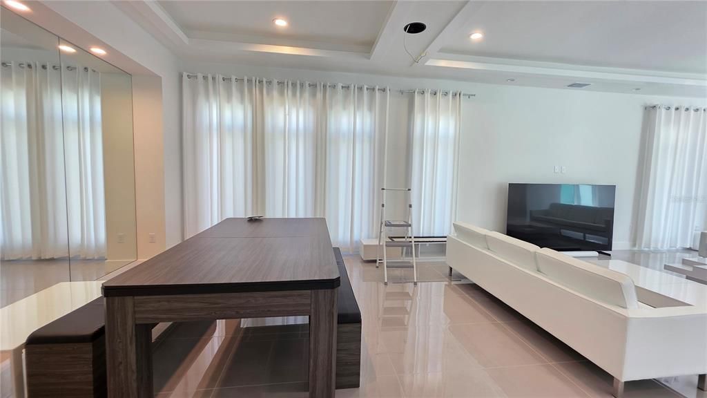 出租: $10,000 (3 贝兹, 3 浴室, 3000 平方英尺)