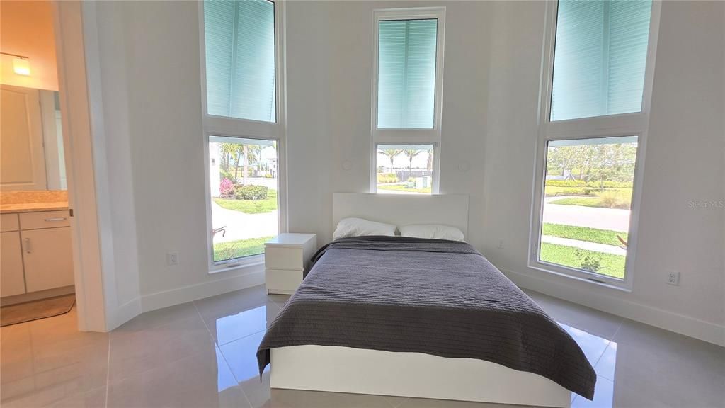 出租: $10,000 (3 贝兹, 3 浴室, 3000 平方英尺)