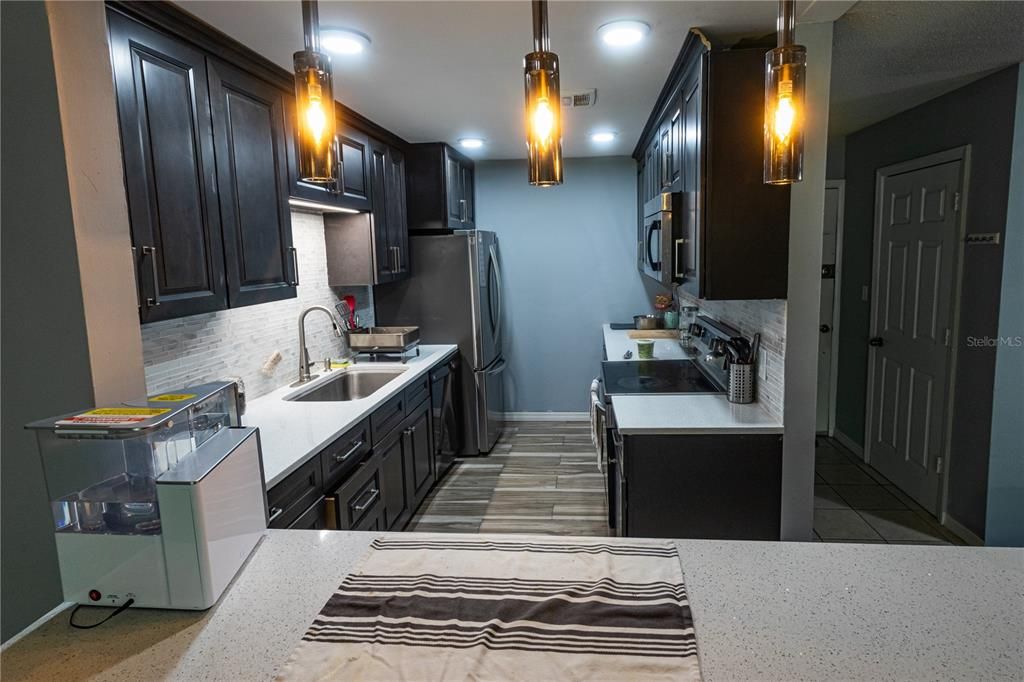 合同活跃: $160,000 (3 贝兹, 2 浴室, 1149 平方英尺)