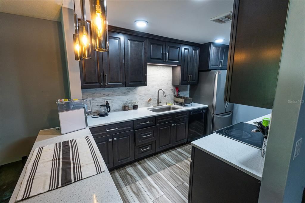 合同活跃: $160,000 (3 贝兹, 2 浴室, 1149 平方英尺)