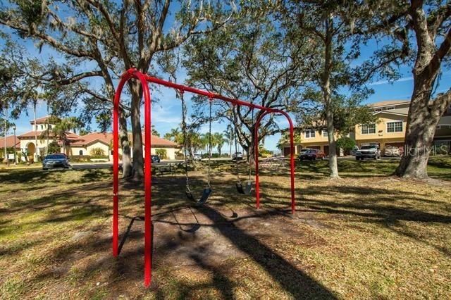 Active With Contract: $267,900 (1 beds, 1 baths, 993 Square Feet)
