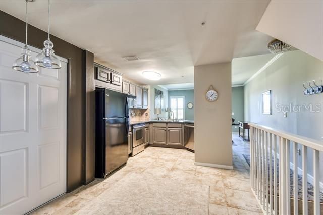 Active With Contract: $267,900 (1 beds, 1 baths, 993 Square Feet)