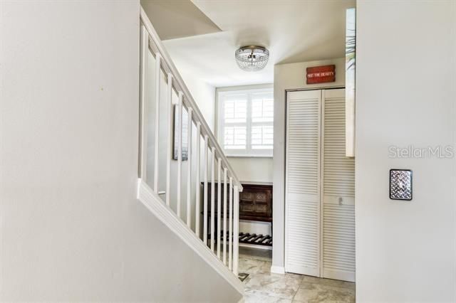 Active With Contract: $267,900 (1 beds, 1 baths, 993 Square Feet)