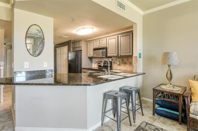 Active With Contract: $267,900 (1 beds, 1 baths, 993 Square Feet)