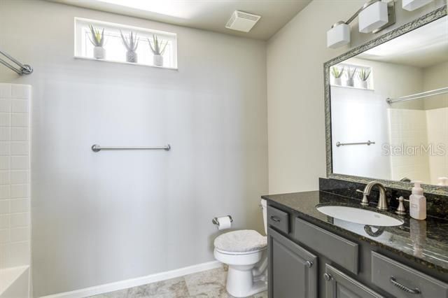 Active With Contract: $267,900 (1 beds, 1 baths, 993 Square Feet)