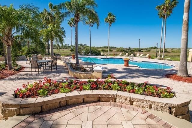 Active With Contract: $267,900 (1 beds, 1 baths, 993 Square Feet)