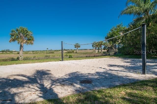 Active With Contract: $267,900 (1 beds, 1 baths, 993 Square Feet)