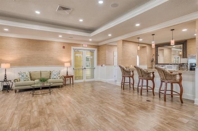 Active With Contract: $267,900 (1 beds, 1 baths, 993 Square Feet)