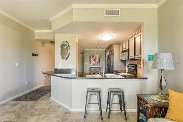 Active With Contract: $267,900 (1 beds, 1 baths, 993 Square Feet)