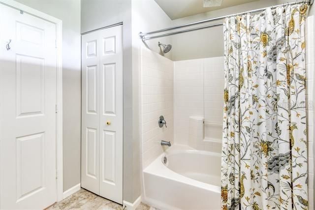 Active With Contract: $267,900 (1 beds, 1 baths, 993 Square Feet)