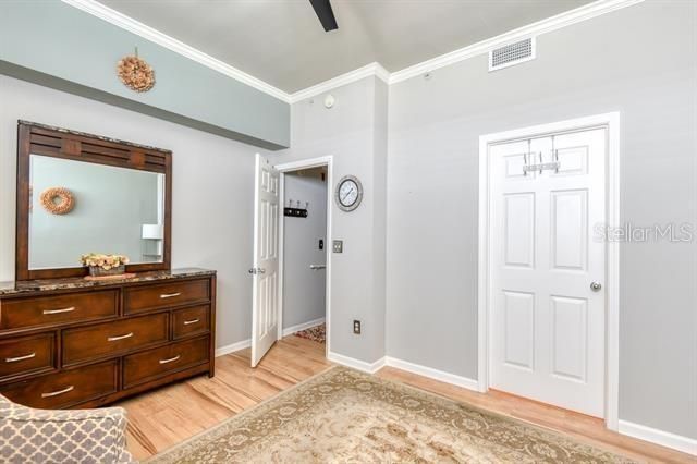 Active With Contract: $267,900 (1 beds, 1 baths, 993 Square Feet)