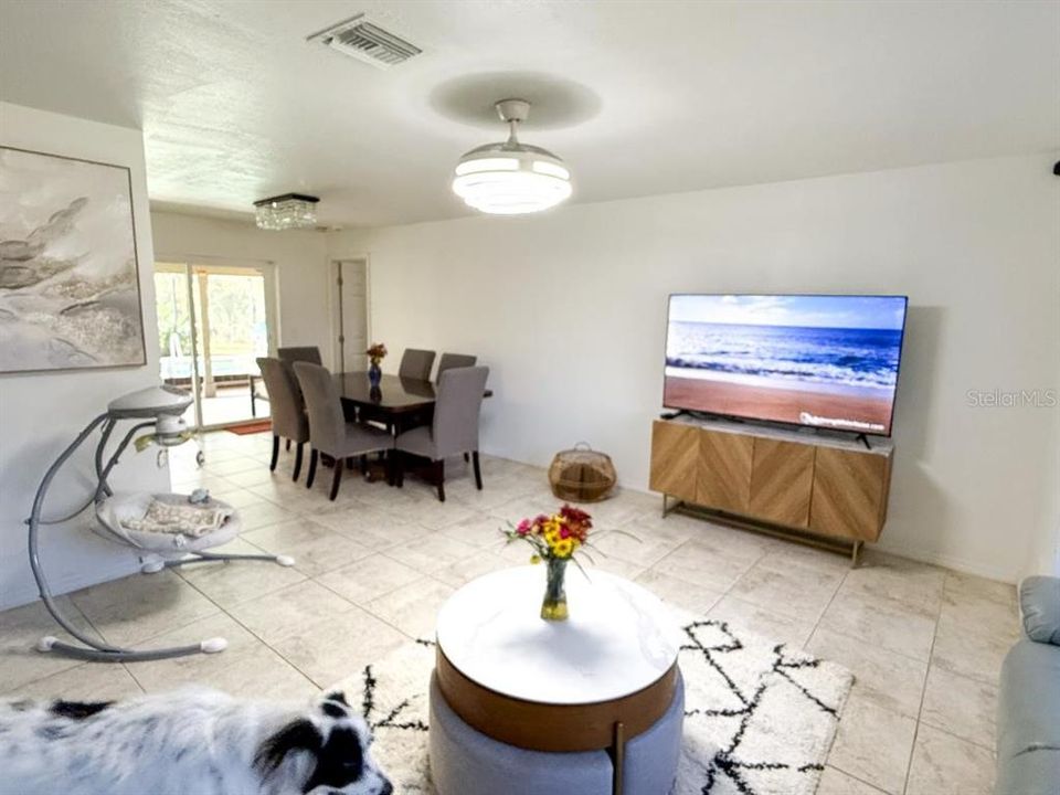 Под контрактом: $275,000 (3 спален, 2 ванн, 1400 Квадратных фут)