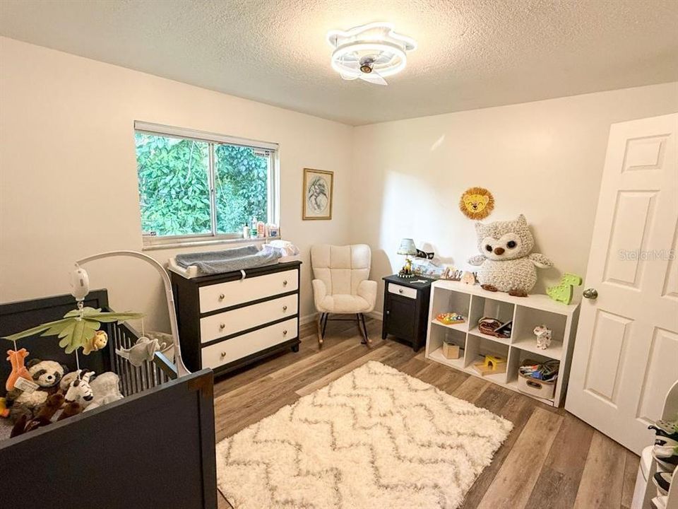 Под контрактом: $275,000 (3 спален, 2 ванн, 1400 Квадратных фут)