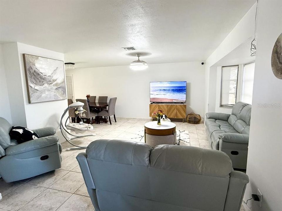 Под контрактом: $275,000 (3 спален, 2 ванн, 1400 Квадратных фут)