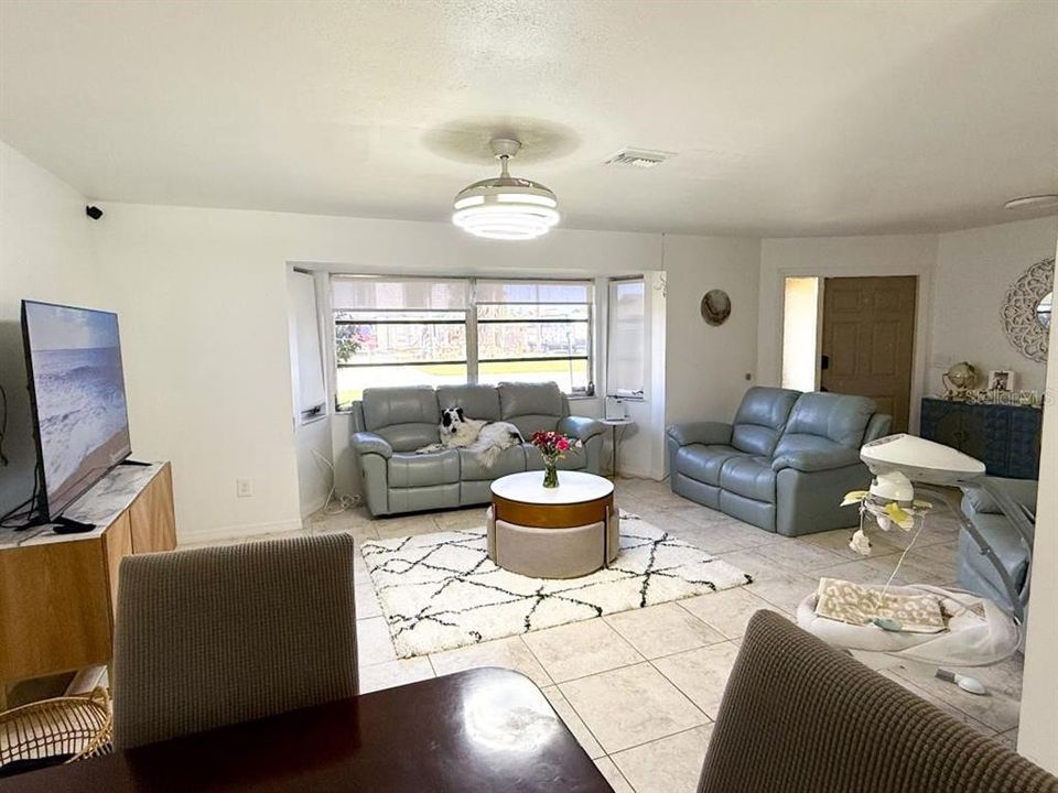 Под контрактом: $275,000 (3 спален, 2 ванн, 1400 Квадратных фут)