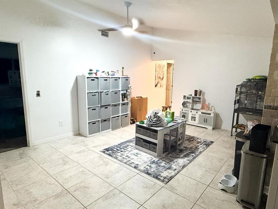 Под контрактом: $275,000 (3 спален, 2 ванн, 1400 Квадратных фут)