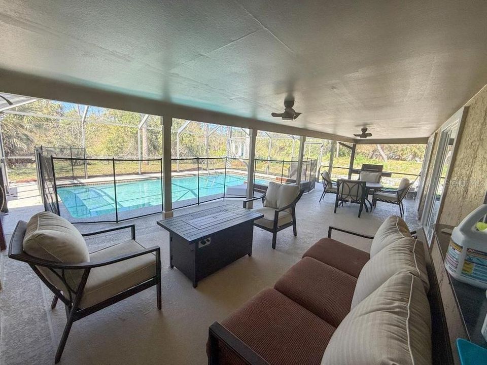 Под контрактом: $275,000 (3 спален, 2 ванн, 1400 Квадратных фут)