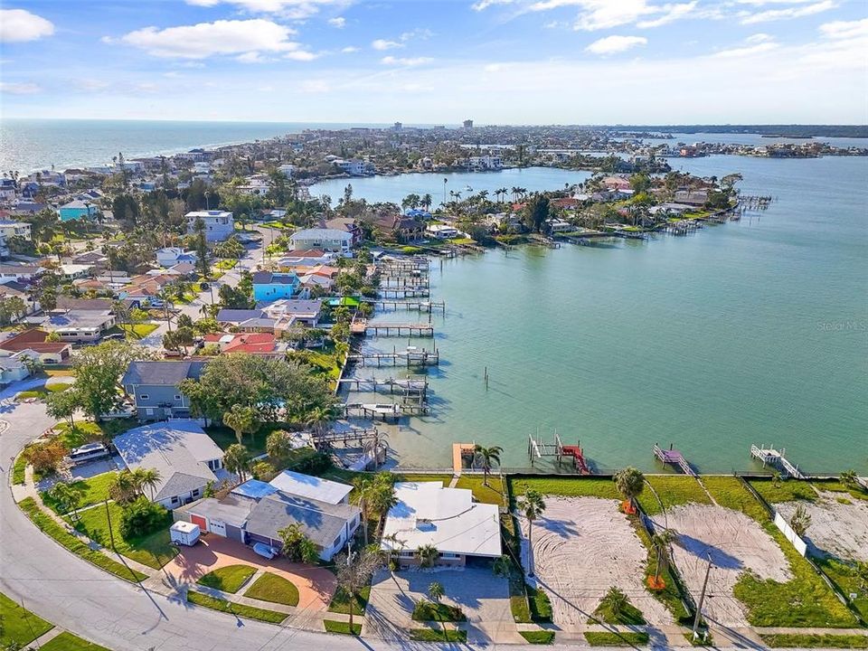 На продажу: $775,000 (0.14 acres)