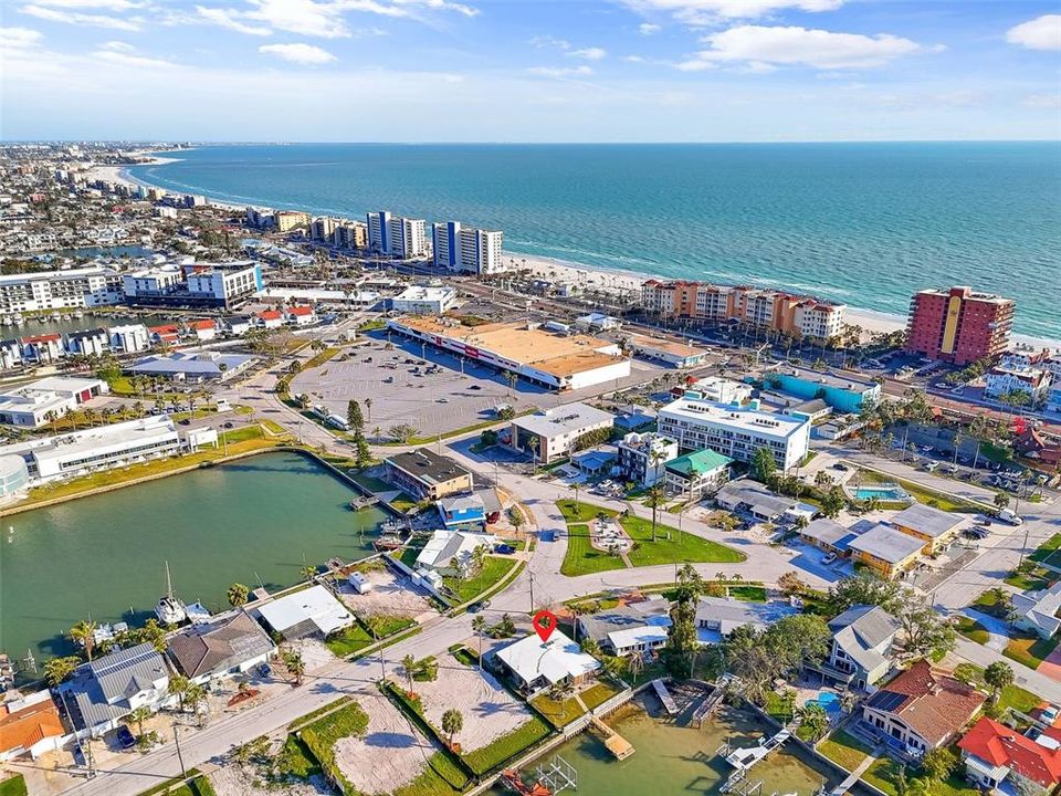 На продажу: $775,000 (0.14 acres)