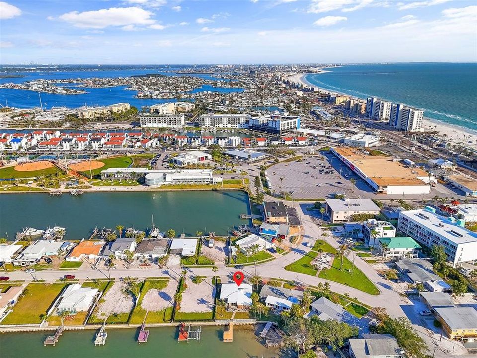 На продажу: $775,000 (0.14 acres)