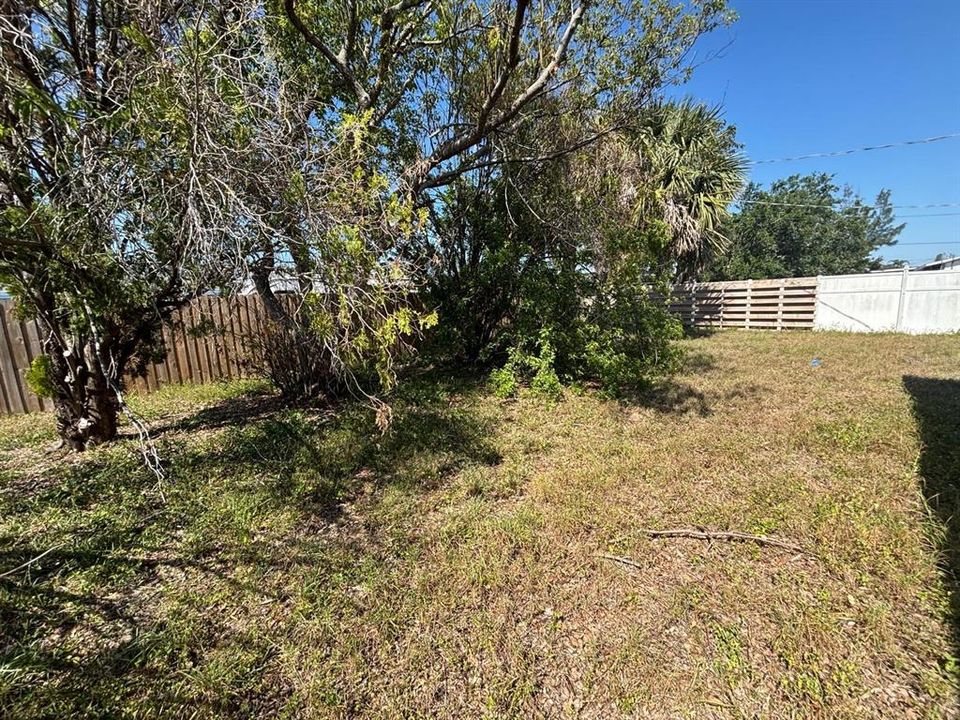 合同活跃: $199,000 (3 贝兹, 2 浴室, 1303 平方英尺)