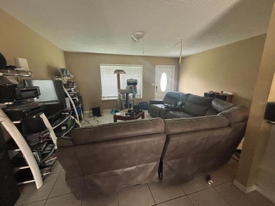 合同活跃: $199,000 (3 贝兹, 2 浴室, 1303 平方英尺)