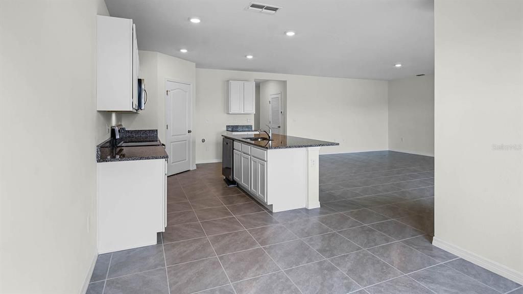 合同活跃: $418,490 (4 贝兹, 3 浴室, 2020 平方英尺)