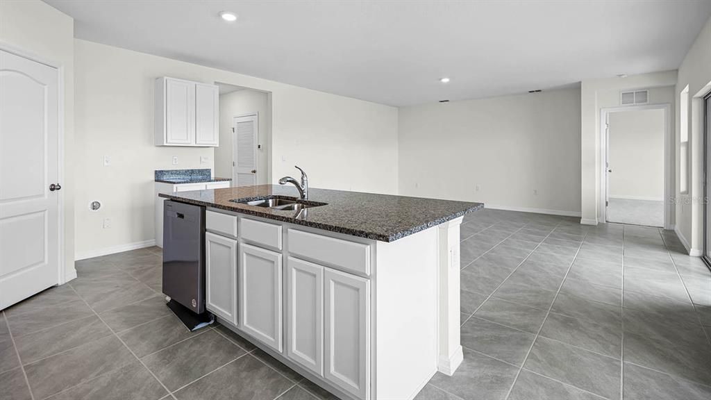 合同活跃: $418,490 (4 贝兹, 3 浴室, 2020 平方英尺)