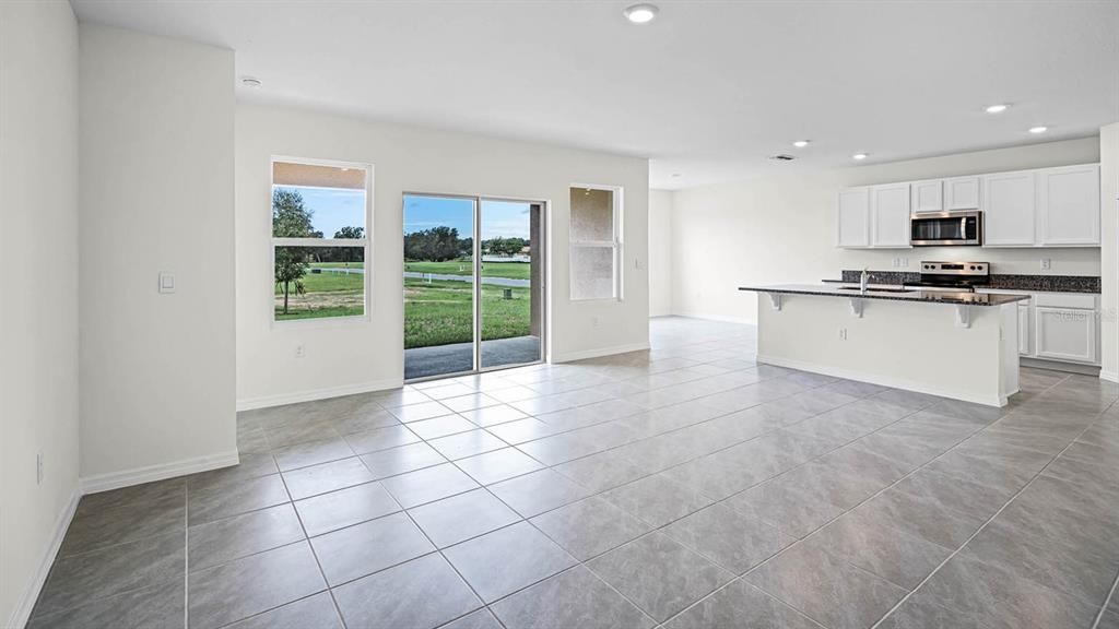 合同活跃: $418,490 (4 贝兹, 3 浴室, 2020 平方英尺)