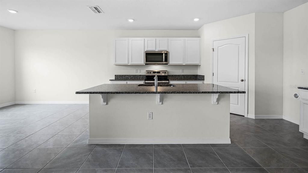 合同活跃: $418,490 (4 贝兹, 3 浴室, 2020 平方英尺)