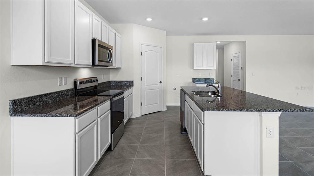 合同活跃: $418,490 (4 贝兹, 3 浴室, 2020 平方英尺)