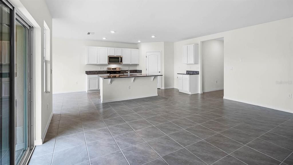 合同活跃: $418,490 (4 贝兹, 3 浴室, 2020 平方英尺)