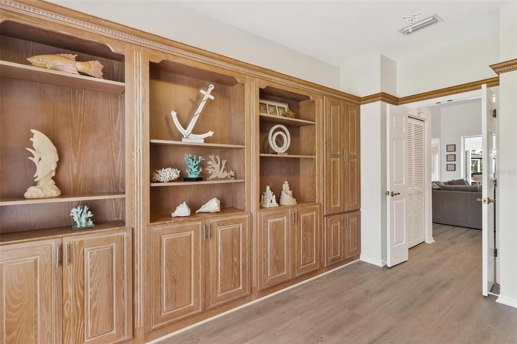 合同活跃: $689,317 (4 贝兹, 3 浴室, 3145 平方英尺)