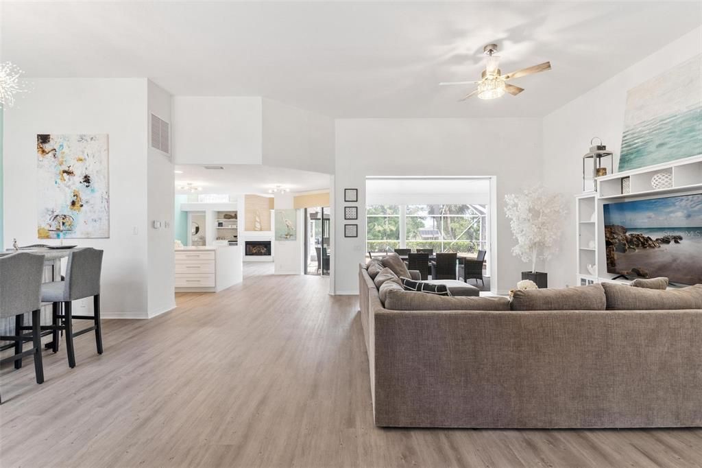 合同活跃: $689,317 (4 贝兹, 3 浴室, 3145 平方英尺)