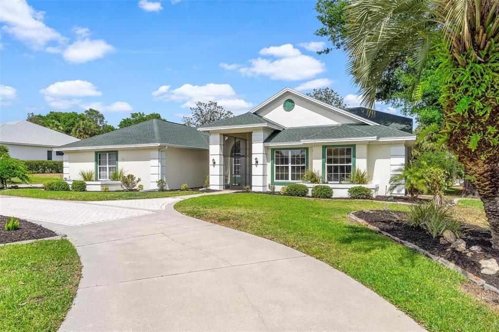 合同活跃: $689,317 (4 贝兹, 3 浴室, 3145 平方英尺)