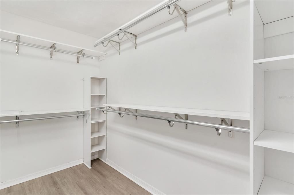 合同活跃: $689,317 (4 贝兹, 3 浴室, 3145 平方英尺)