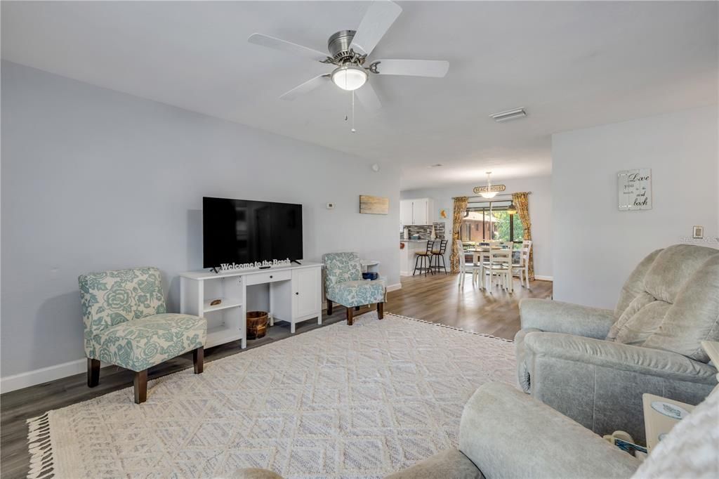 Active With Contract: $249,000 (2 beds, 2 baths, 1186 Square Feet)