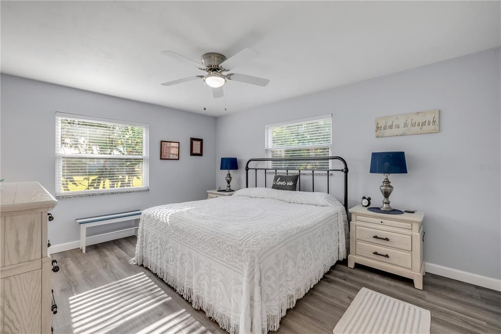 Active With Contract: $249,000 (2 beds, 2 baths, 1186 Square Feet)