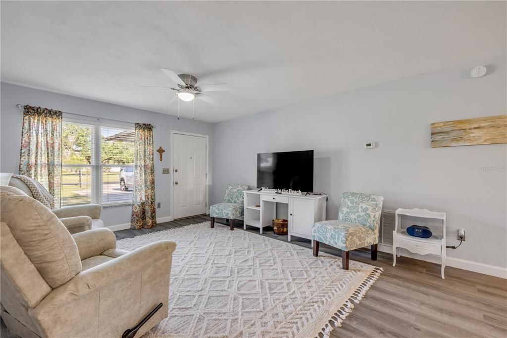 Active With Contract: $249,000 (2 beds, 2 baths, 1186 Square Feet)