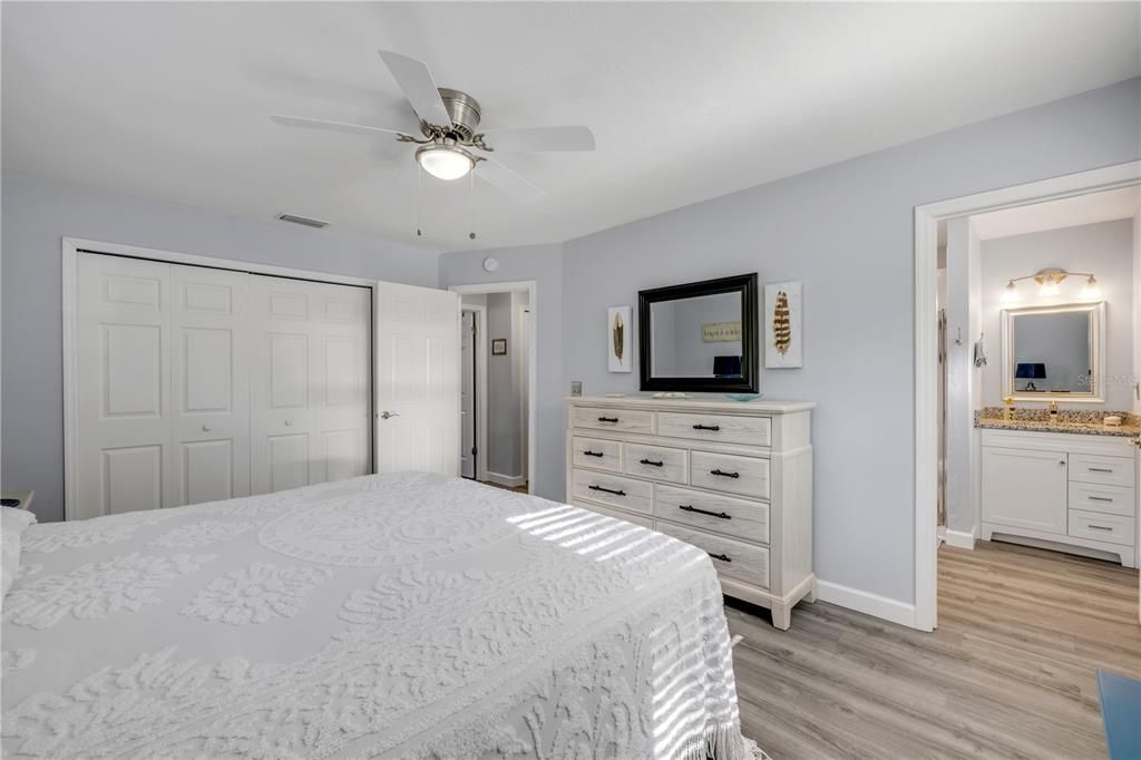 Active With Contract: $249,000 (2 beds, 2 baths, 1186 Square Feet)