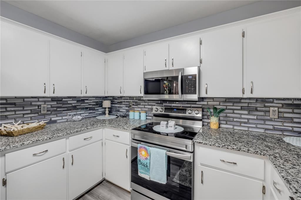 Active With Contract: $249,000 (2 beds, 2 baths, 1186 Square Feet)