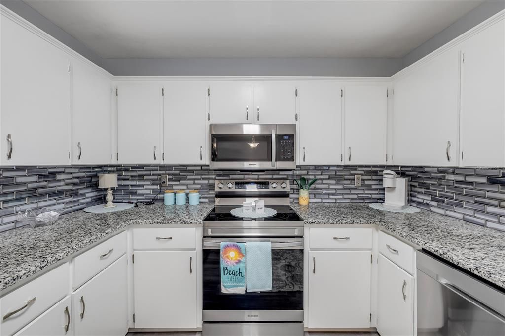 Active With Contract: $249,000 (2 beds, 2 baths, 1186 Square Feet)