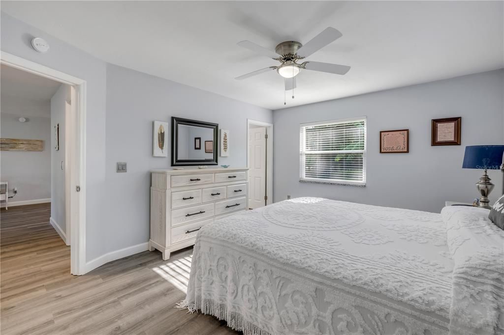 Active With Contract: $249,000 (2 beds, 2 baths, 1186 Square Feet)