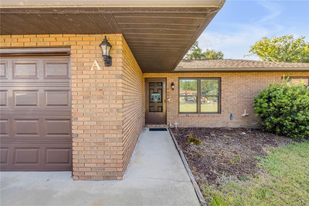 Active With Contract: $249,000 (2 beds, 2 baths, 1186 Square Feet)